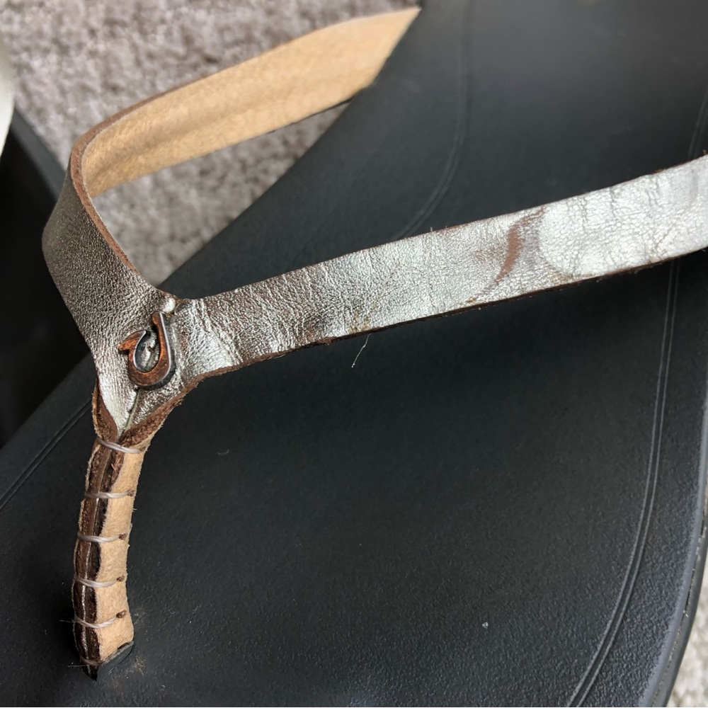 OluKai Ho’Opio Leather Silver Metallic Flip Flops - Picture 5 of 6